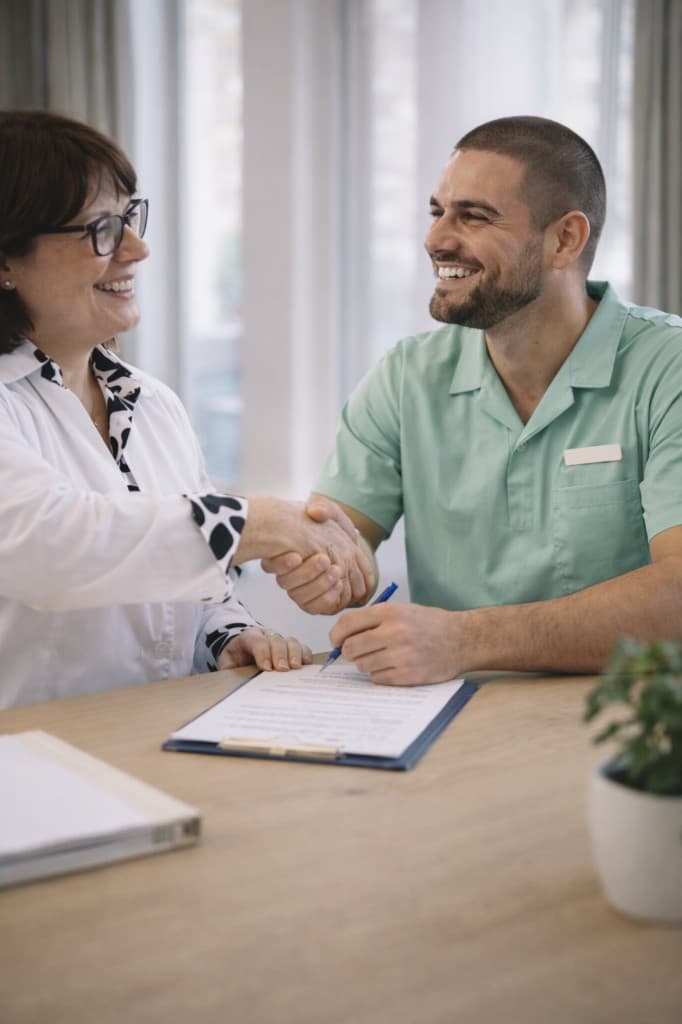 Pflegeleitung begrüßt neue Mitarbeiterin bei IMPULS