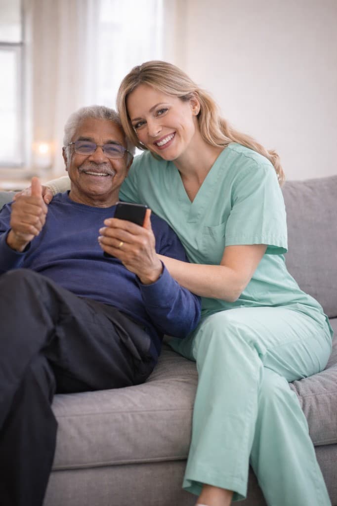 Pflegerin im vertrauensvollen Gespräch mit Patient